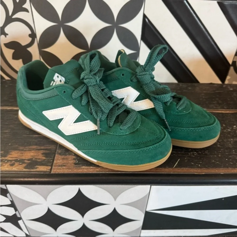 NEW BALANCE unisex but mens sizing- like NEW, worn once✨EXCELLENT CONDITION ✨